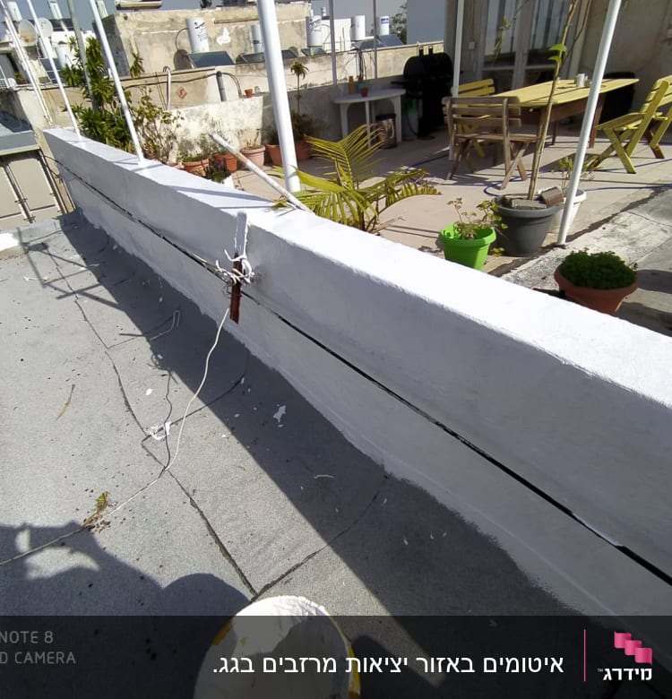 קיר אטום בצבע לבן עם חוטים מחוברים
